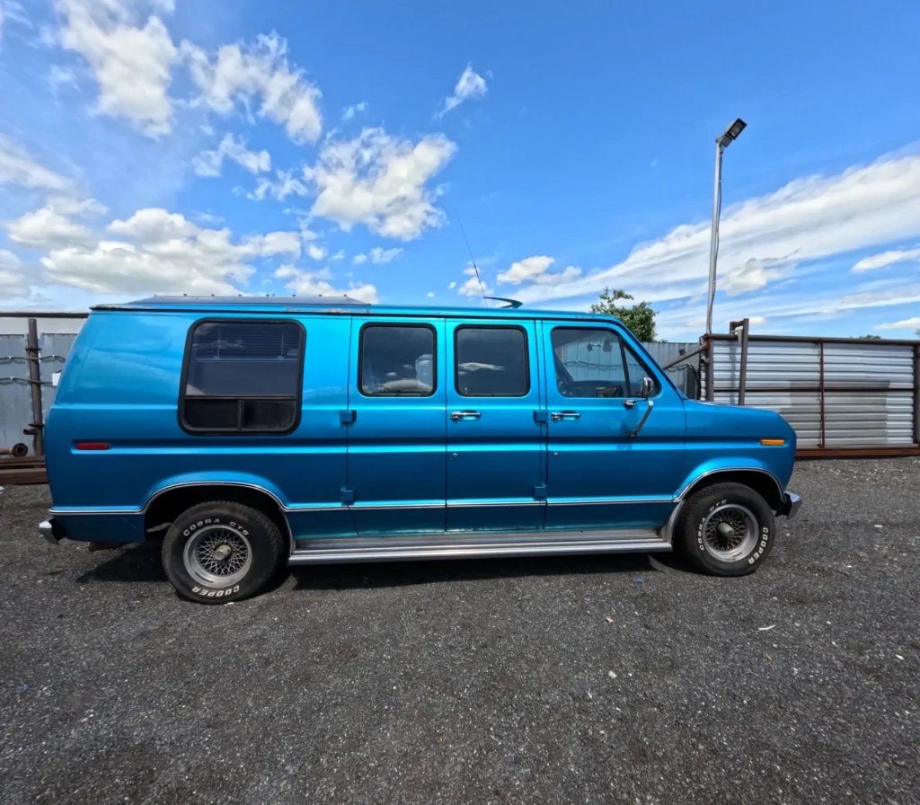 Ford Econoline 150 1985 – Old Garage